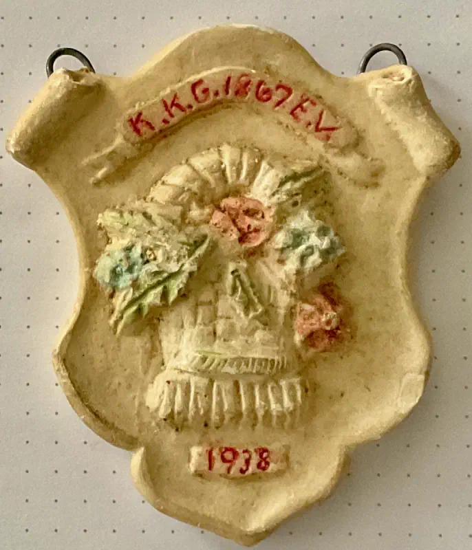 (Blumenkorb als Wappen in Gips), Bild 1