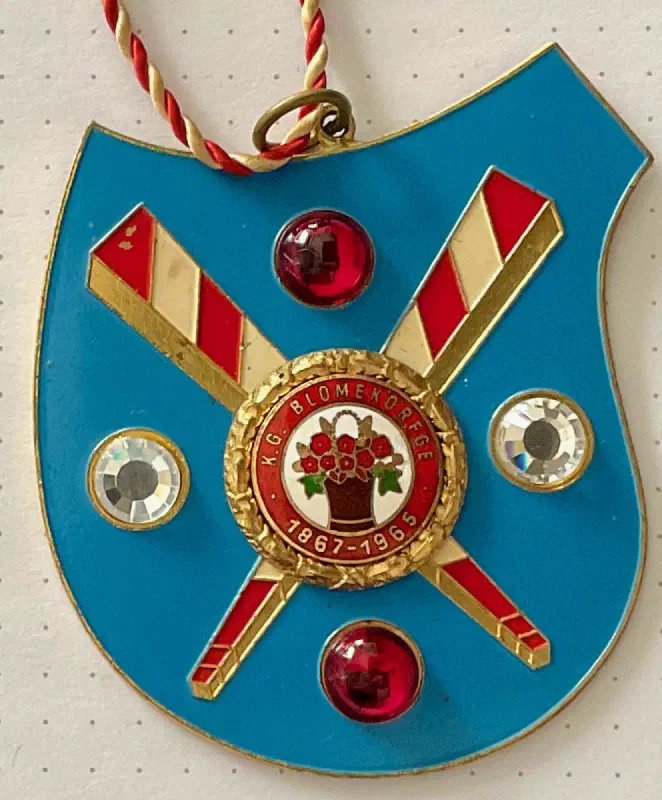 (Pritsche mit Edelsteinen), Bild 1